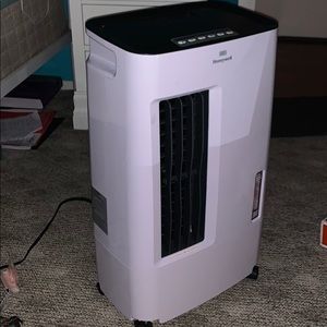 Portable Air conditioner/ dehumidifier
